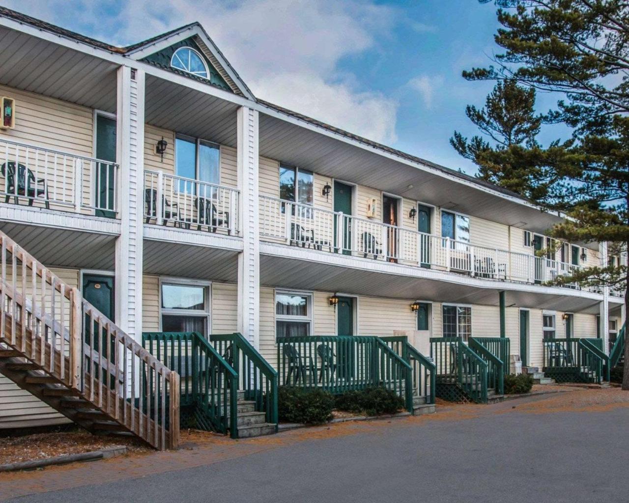 Econo Lodge Bayview Mackinaw City Exterior foto